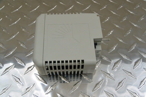 Les MODULES 4-CHANNEL THC/MV d'entrée-sortie d'EMERSON 8105-TI-TC ONT ENTRÉ le nouvel original de 100%