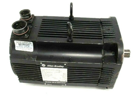 Le moteur est équipé d'un moteur à courant alternatif de 380 à 460 volts
