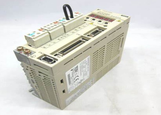 Yaskawa SGDP-04APA Digital AC Servo Control prend en charge les encoteurs incrémentiels et absolus