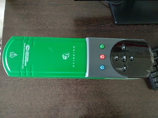 Emerson UNI1401 UNIDRIVE 1 HP 0,75 kilowatts 3,2 ampères 380/480 VCA 3 PHASES, TECHNIQUES de CONTRÔLE, NOUVEL original.