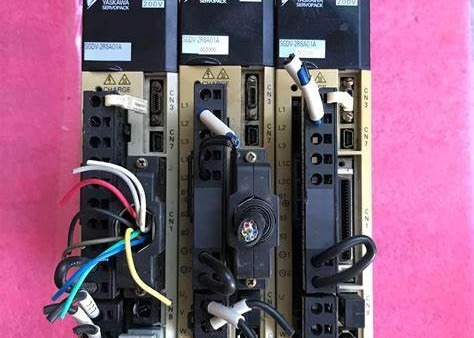 YASKAWA SGDV-2R8A01A002000 Servomoteurs Industrie SERVOPACK 230VAC 3 PHASES