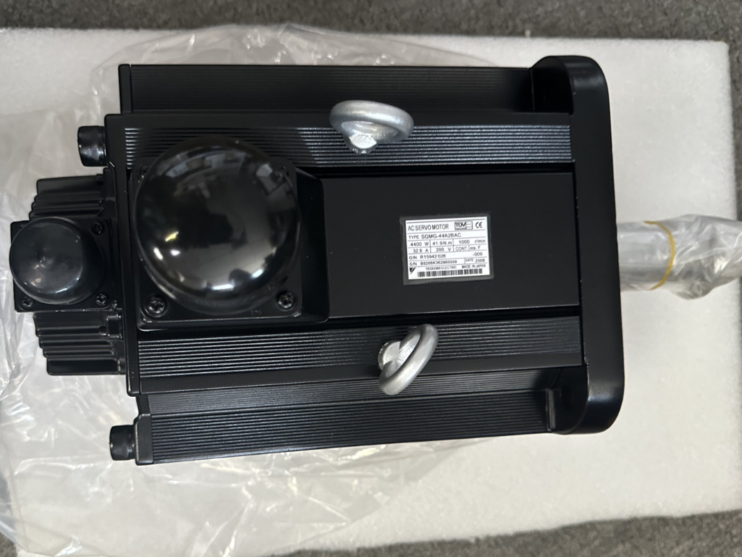 Yaskawa SGMG-44A2BAC Servo moteur 4,4 kW 1500/3000 tours par minute 200V Configuration standard