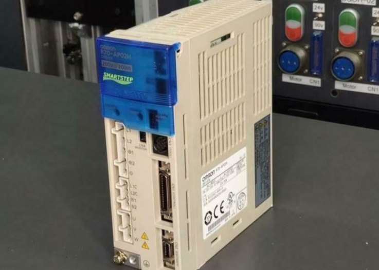 Le conducteur servo 2A 200V d'Omron R7D-AP02H chargent toute la méthode servo de Digital PWM basée sur IGBT