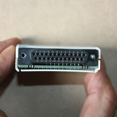 Le nouvel original de TB842 3BSE022464R1, a un connecteur pour des connexions optiques de fibre et une connexion au modul d'interface.